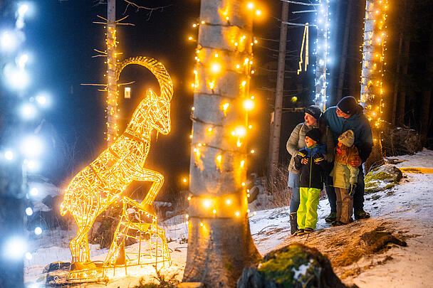 Familie am Lichterweg beim Mallnitzer Bergadvent
